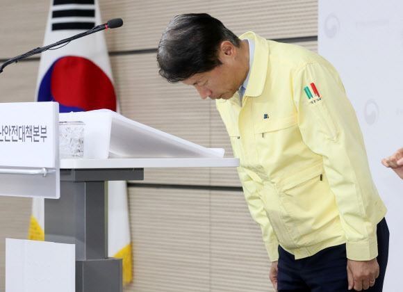 자가격리 해제, 인사하는 김강립 차관