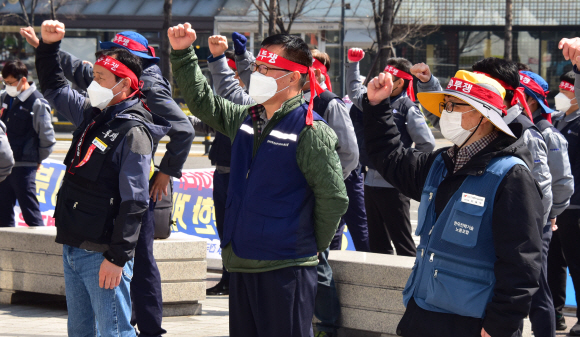 금속노조 두산중공업지회 소속 조합원들이 30일 서울 을지로 두타빌딩 앞에서 신할울 3.4호기 재개 등을 요구하는 집회를 하고 있다. 2020.3.30.   이종원 선임기자 jongwon@seoul.co.kr
