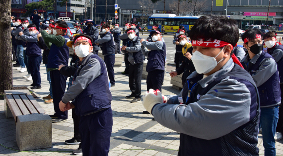 금속노조 두산중공업지회 소속 조합원들이 30일 서울 을지로 두타빌딩 앞에서 신할울 3.4호기 재개 등을 요구하는 집회를 하고 있다. 2020.3.30.   이종원 선임기자 jongwon@seoul.co.kr