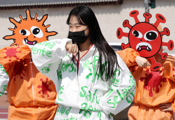 ‘기침할 때는 반드시 옷소매 위에’