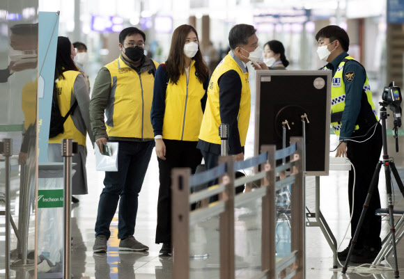 출국 전 발열체크하는 신속대응팀