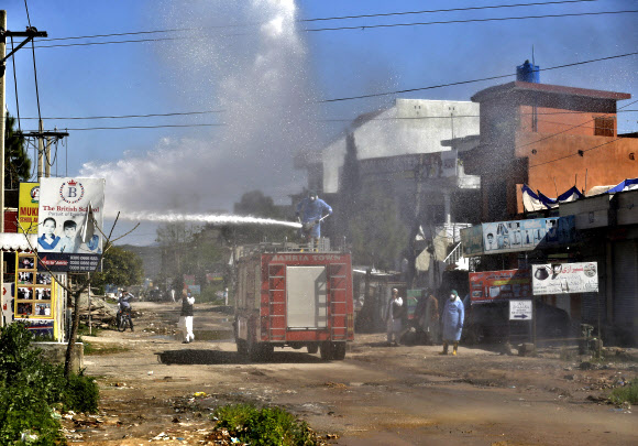 29일(현지시간) 파키스탄 이슬라마바드에서 한 방역원이 거리 소독을 하고 있다. AP통신