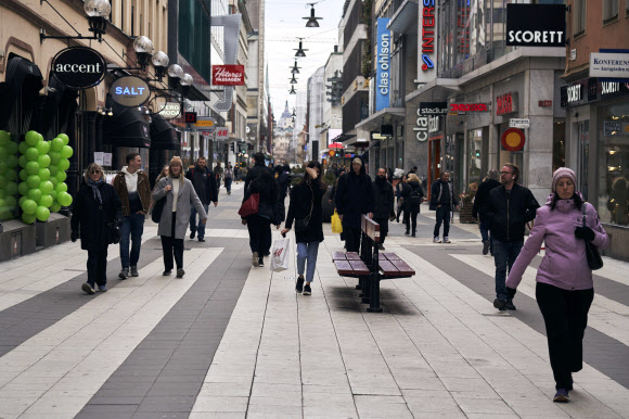 지난 25일(현지시간) 스웨덴 스톡홀름의 주요 쇼핑로에 많은 시민들이 코로나19에 구애받지 않고 지나가는 모습을 AP통신이 30일 타전했다. 인구밀도가 낮은 스톡홀름의 거리는 늘 조용하다. 하지만 코로나19가 빠르게 퍼지고 있는 지금도 인적이 드문 편은 아니라고 AP는 전했다. 스톡홀름 AP 연합뉴스