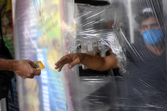 코로나19로 비닐 가림막 설치된 베네수엘라 상점