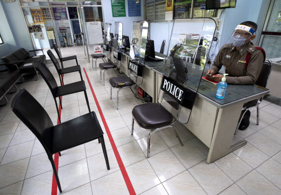 태국 경찰서의 코로나19 가림막용 폭동진압 방패