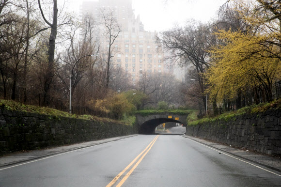 코로나19 여파로 텅 빈 뉴욕 센트럴파크 도로