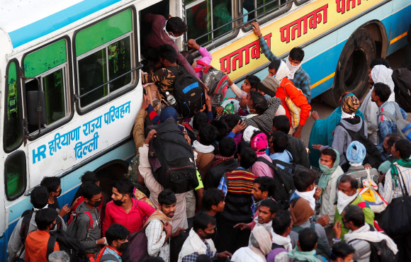 코로나19 국가봉쇄로 귀향길 오른 인도 이주 노동자들