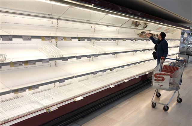 지난달 24일 코로나19 집중 발병지인 이탈리아 롬바르디아주의 피올텔로에 있는 한 슈퍼마켓 매대가 텅 비어 있다. 피올텔로 EPA 연합뉴스
