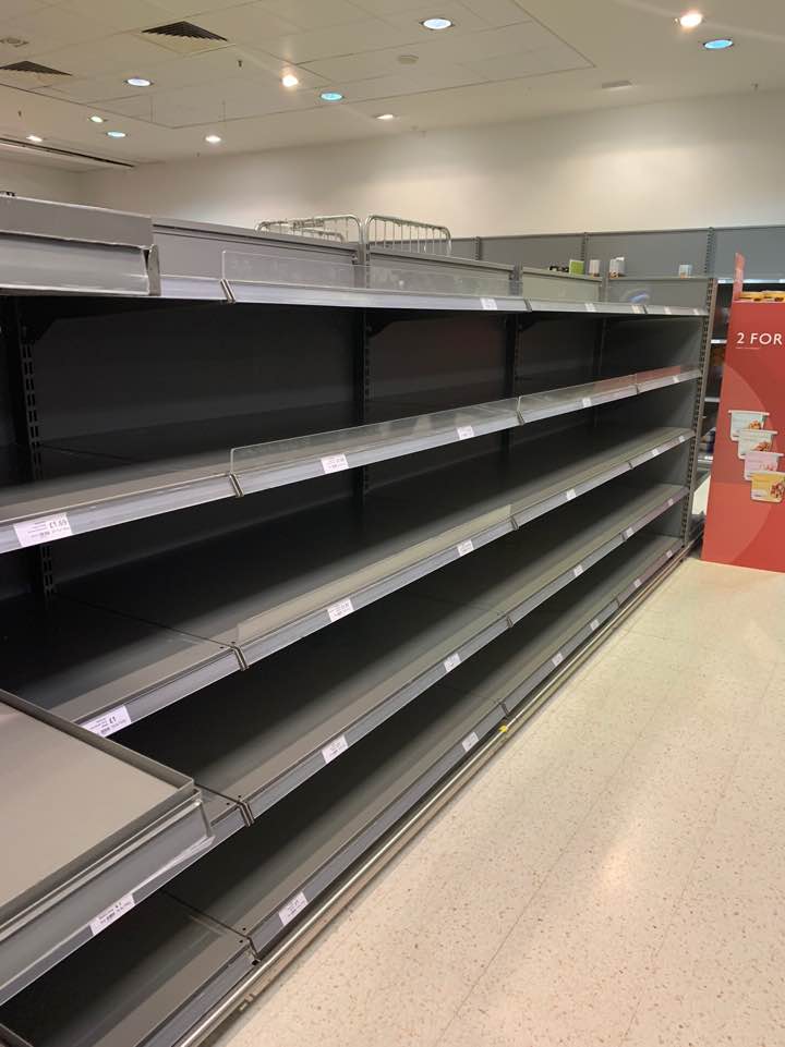 사진은 지난 19일 김지민씨가 촬영한 영국 런던의 한 슈퍼마켓의 모습.  식료품 진열대가 텅 비어 있었다.