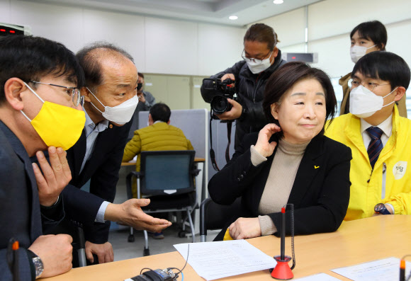 코로나19 피해 소상공인 대출상담 현장 찾은 정의당