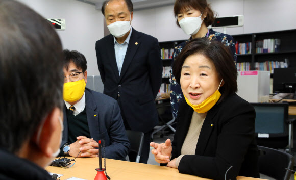 코로나19 소상공인 피해현장 찾은 정의당