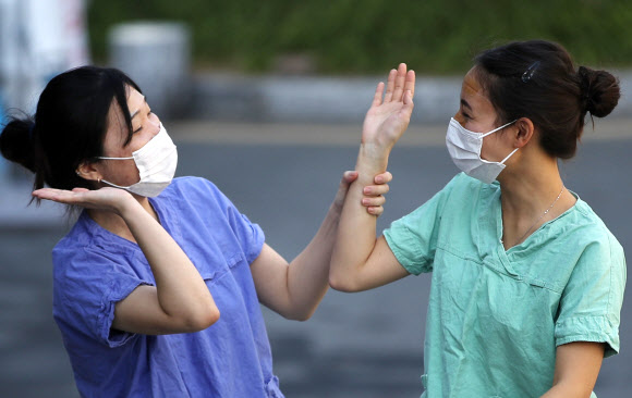 ‘서로를 격려하며’