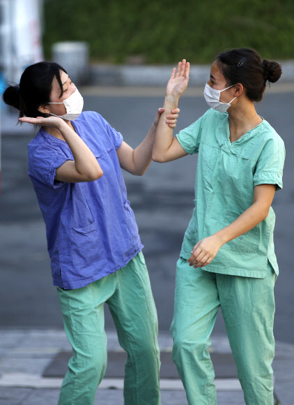 ‘서로를 격려하며’