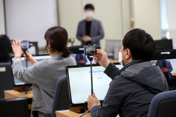 원격교육 준비, 셀프동영상 찍는 교사들