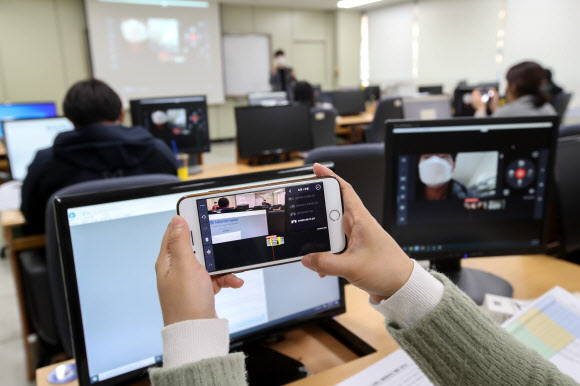 영상교육 받는 교사들