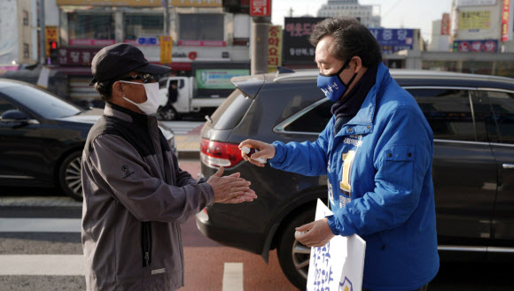 손 소독제 뿌려주는 이낙연 후보
