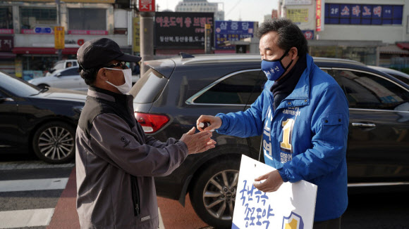 손 소독제 뿌려주는 이낙연 후보