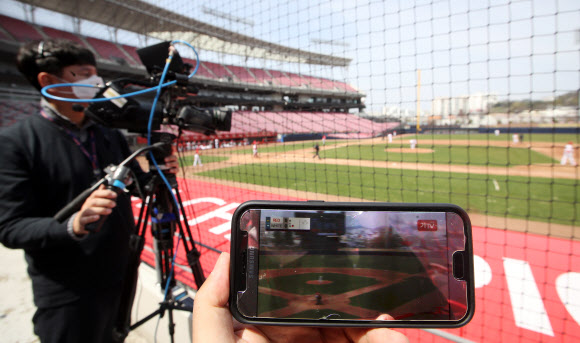 유튜브 생중계하는 연습경기