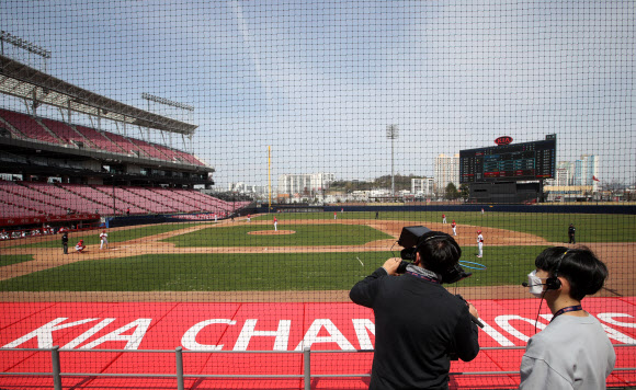 유튜브 생중계하는 연습경기
