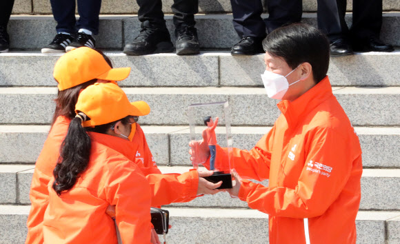 ‘안철수 피규어’ 선물받는 안철수