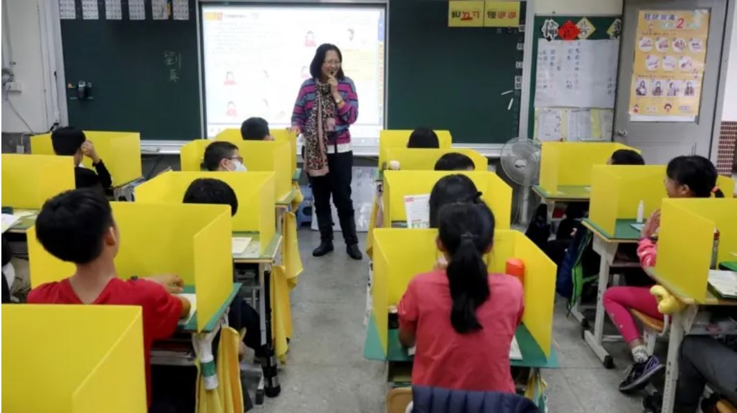 대만의 한 초등학교에서 코로나 바이러스 확산을 막기 위해 노란색 가림막을 세우고 수업을 진행하고 있다. 연합뉴스
