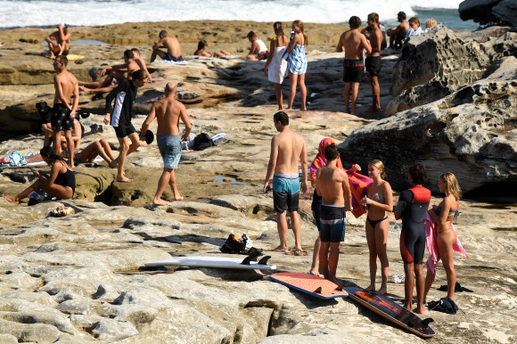 신종 코로나바이러스 감염증(코로나19) 확산을 막기위해 내려진 폐쇄 조치로 31일(현지시간) 호주 시드니의 맥켄지스 베이 지역을 방문한 사람들이 짐을 챙겨 떠나고 있다.  EPA 연합뉴스