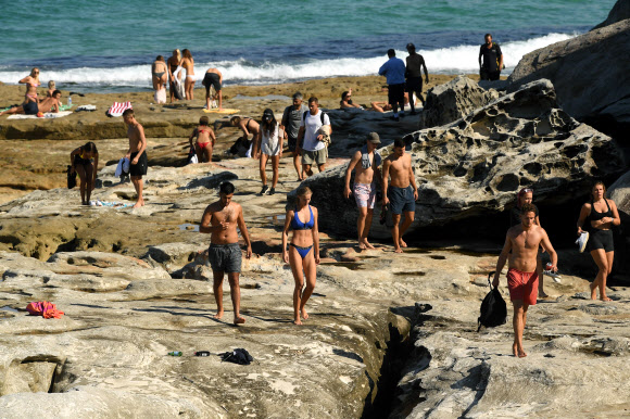 신종 코로나바이러스 감염증(코로나19) 확산을 막기위해 내려진 폐쇄 조치로 31일(현지시간) 호주 시드니의 맥켄지스 베이 지역을 방문한 사람들이 짐을 챙겨 떠나고 있다.  EPA 연합뉴스