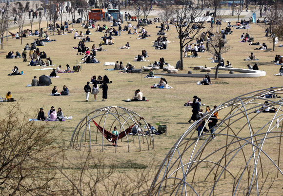 평일에도 북적이는 한강공원