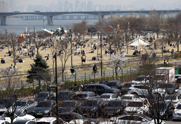 평일에도 북적이는 한강공원