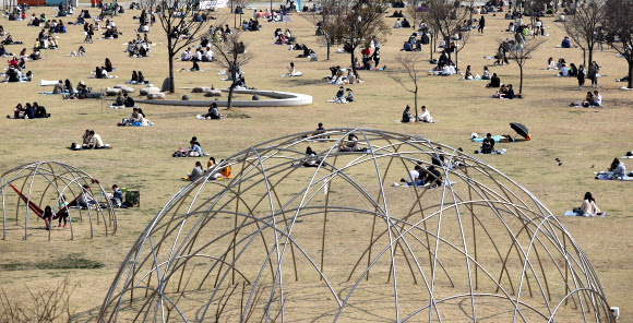 봄날씨에 한강공원 나온 시민들