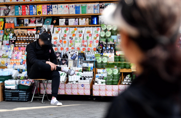 31일 서울 남대문에서 상인이 텅빈 상점거리를 지키고 있다. 2020.3.31 박지환기자 popocar@seoul.co.kr
