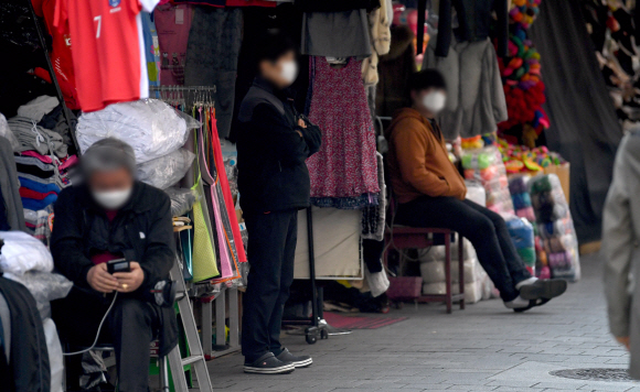 31일 서울 남대문에서 상인이 텅빈 상점거리를 지키고 있다. 2020.3.31 박지환기자 popocar@seoul.co.kr