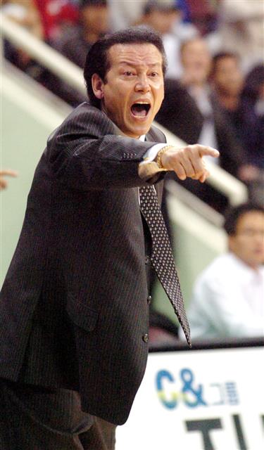 안양 KT&G 감독으로서 마지막 시즌이었던 2006~07시즌 한 경기에서 선수들에게 지시를 내리는 모습. KBL 제공