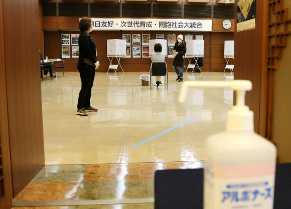 코로나19 확산하는 도쿄…마스크 쓰고 선거권 행사
