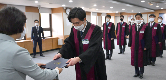 1일 경기도 과천시 법무부에서 열린 신임검사 임명식에서 신임검사들이 선서를 하고 있다.  2020.4.1 박지환기자 popocar@seoul.co.kr