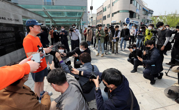 국민의당 안철수 대표가 1일 오후 전남 여수시 이순신광장에서 국토 400km 종주를 시작하기에 앞서 입장을 밝히고 있다. 안 대표는 이날부터 매일 ‘국난극복’, ‘스마트팜과 스타트업을 통한 기술과 혁신’, ‘지역감정 해소와 통합’, ‘정부 개혁과 약속의 정치’ 등의 주제로 여수에서 수도권까지 하루 평균 30㎞가량 이동한다. 2020.4.1 연합뉴스