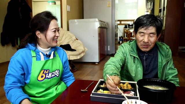 가수 김정연(왼쪽)이 지역 주민에게 도시락 배달을 하는 모습.<br>KBS 제공