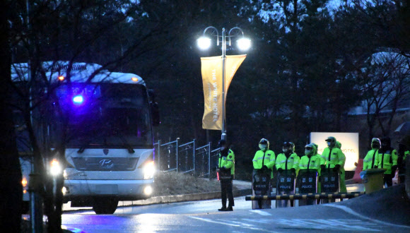 평창군 호텔 도착한 이탈리아 교민들