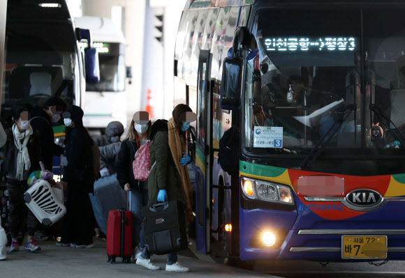 전세기로 귀국한 이탈리아 교민들