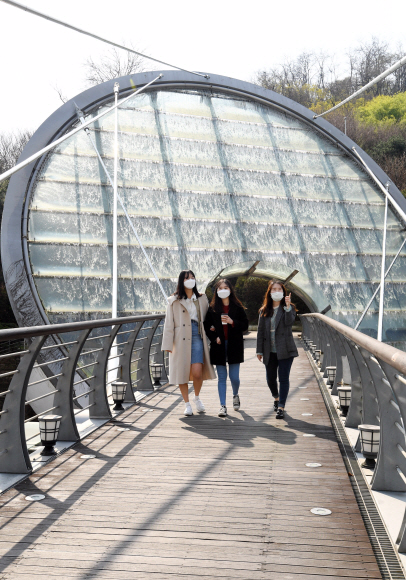 2일 서울 서초구 예술의전당에서 양재역 방면에 있는 아쿠아아트육교의 워터스크린 앞을 시민들이 걷고 있다. 워터스크린은 10월 말까지 출근, 점심, 퇴근시간대에 가동한다. 2020.4.2  박윤슬 기자 seul@seoul.co.kr