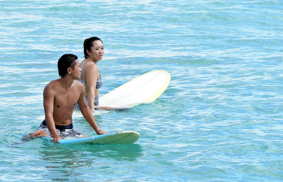 코로나 19 확산 우려에도 불구하고 2일(현지시간) 호주 골드코스트 키라의 해변에서 사람들이 서핑을 즐기고 있다. EPA 연합뉴스
