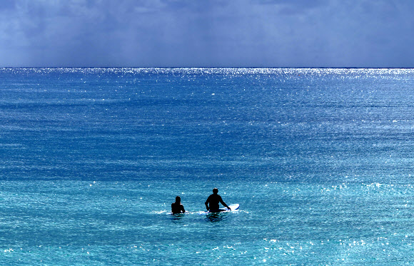코로나 19 확산 우려에도 불구하고 2일(현지시간) 호주 골드코스트 키라의 해변에서 사람들이 서핑을 즐기고 있다. EPA 연합뉴스