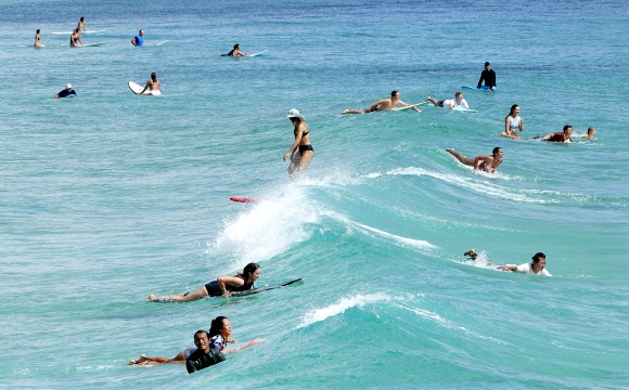 코로나 19 확산 우려에도 불구하고 2일(현지시간) 호주 골드코스트 키라의 해변에서 사람들이 서핑을 즐기고 있다. EPA 연합뉴스