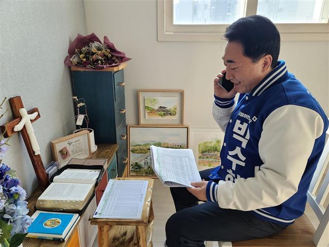 더불어민주당 박수현 후보가 2일 충남 공주 자택에 마련된 기도방에서 전화로 선거운동을 하고 있다. 박수현 후보 캠프 제공