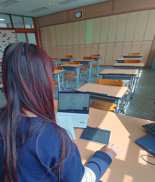 2일 경북의 한 특성화고인 A고의 김모 교사가 교실에서 노트북으로 실시간 쌍방향 수업을 진행하고 있다. 교육부 제공