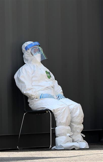 신종 코로나 바이러스 감염증(코로나19) 국내 확진자가 첫 확진이 확인된 지난 1월 20일 이후 74일 만에 1만명을 넘어섰다.  3일 오후 서울 잠실종합운동장에 마련된 드라이브스루 선별진료소에서 의료진들이 잠시 휴식을 취하고 있다.  2020.4.3 뉴스1