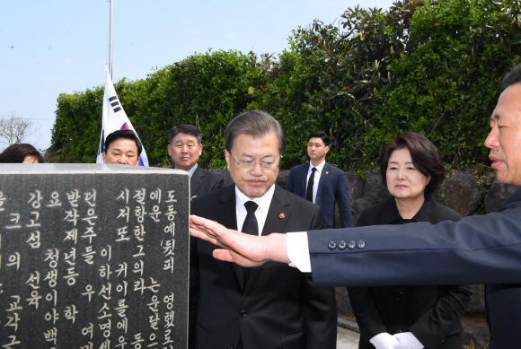 문재인 대통령이 3일 4.3 희생자와 군?경 희생자 신위를 함께 안치함으로써 화해와 상생의 상징적 장소가 된 제주 하귀리 영모원을  방문하고 있다. 2020.4.3  도준석 기자 pado@seoul.co.kr