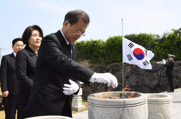 문재인 대통령이 3일 4.3 희생자와 군?경 희생자 신위를 함께 안치함으로써 화해와 상생의 상징적 장소가 된 제주 하귀리 영모원을  방문해 분향을 하고  있다.  2020.4.3  도준석 기자 pado@seoul.co.kr