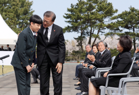 문재인 대통령이 3일 제주 4?3 평화공원에서 열린 ‘제72주년 제주 4?3 희생자 추념식’에서 편지를 낭독한 희생자 양지흥의 증손자 김대호 군을 격려하고 있다. 2020.4.3/ 도준석 기자 pado@seoul.co.kr