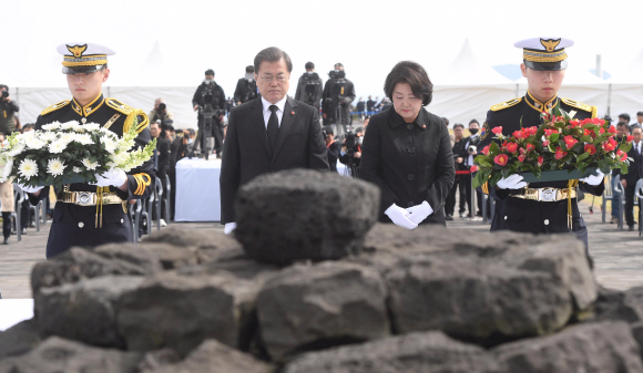문재인 대통령과 부인 김정숙 여사가 3일 제주 4?3 평화공원에서 열린 ‘제72주년 제주 4?3 희생자 추념식’에서 위령제단에 헌화하고 있다.2020.4.3 도준석 기자 pado@seoul.co.kr